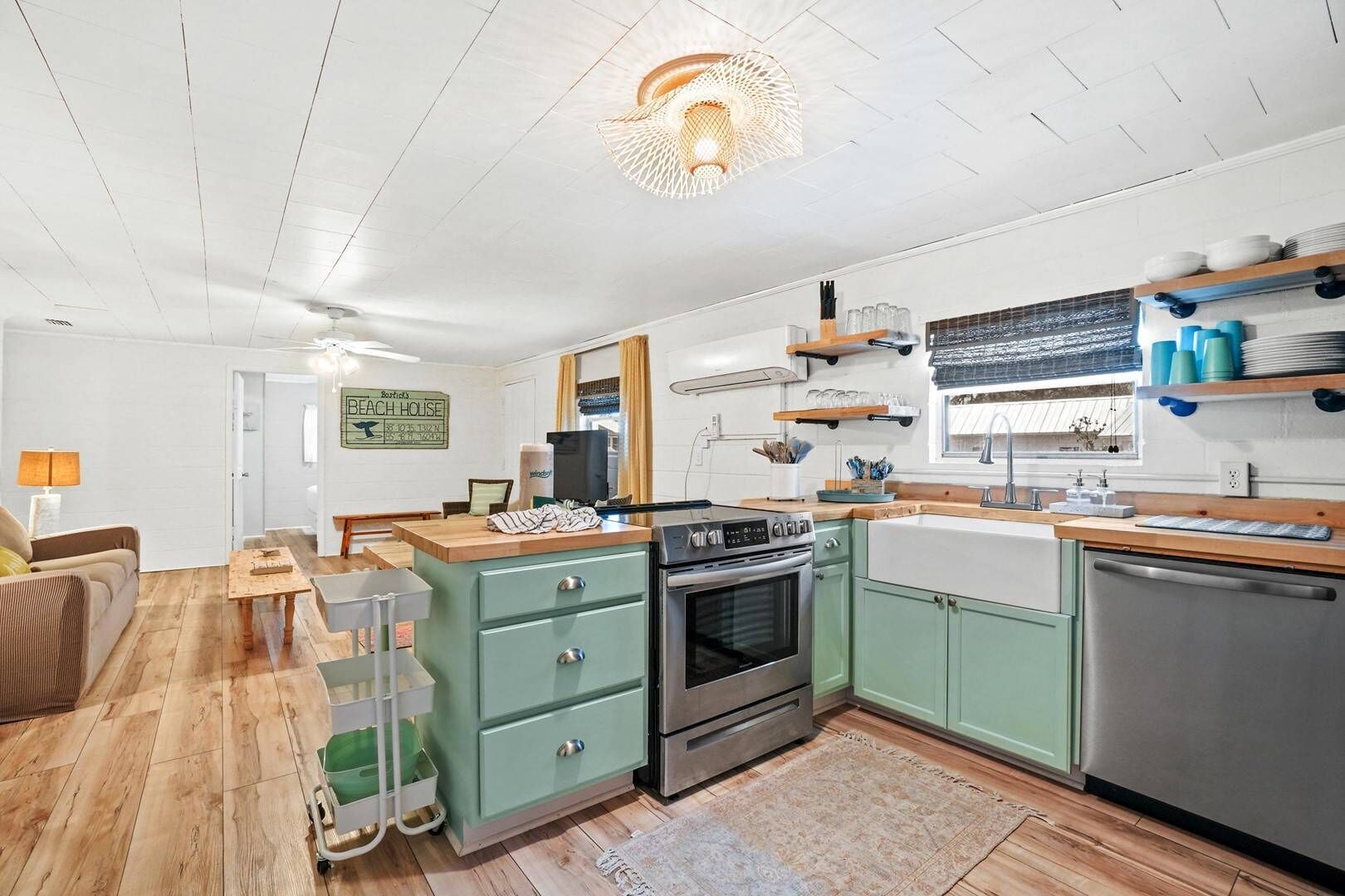 Beach bungalow with yard, no stairs. Walk to beach. 2.5 miles to 30A/Rosemary. 
