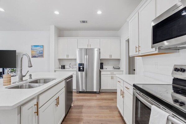 Jääkaappi, mikroaaltouuni, uuni, liesi