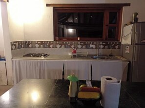 Réfrigérateur, blender, batterie de cuisine, vaisselle et ustensiles