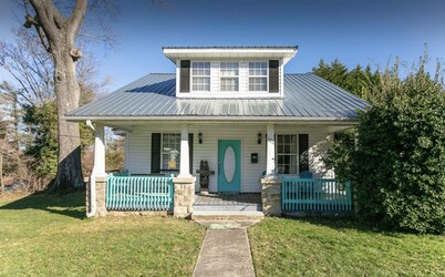 Heart of Hendo {5 BEDS } 