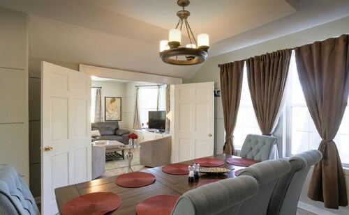 Heart of Hendo {5 BEDS } 