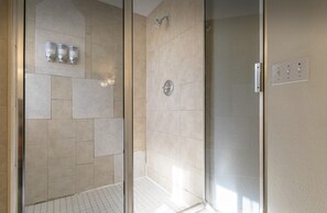 Een douche, een haardroger, handdoeken, zeep