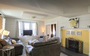 TV connectée, cheminée, lecteur de DVD