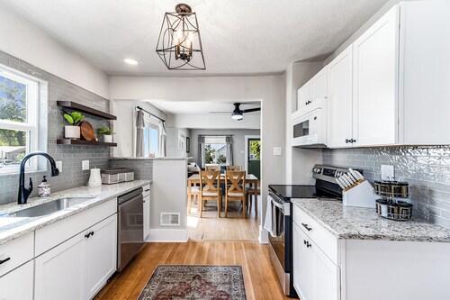 Experience Cheyenne in a cozy home, close to Downtown, Medical Center and CFD. 