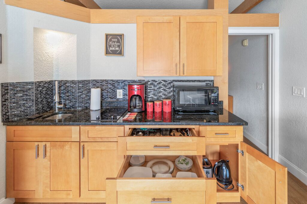 Fridge, microwave, stovetop, coffee/tea maker