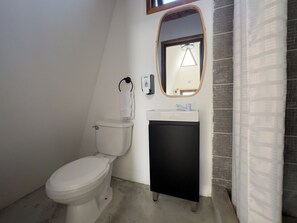 Shower, sabun,  dan tisu toilet
