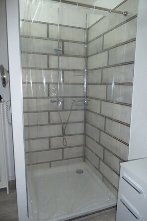 Dusche, Haartrockner, Handtücher, Seife