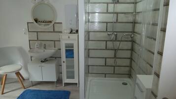 Dusche, Haartrockner, Handtücher, Seife