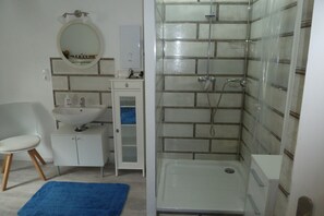 Douche, sĂšche-cheveux, serviettes fournies, savon