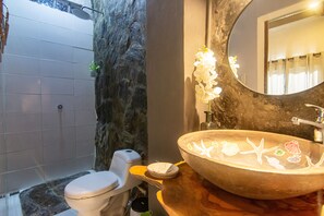 Chambre Double Confort | Salle de bain | Douche, douche à « effet pluie », serviettes fournies, savon
