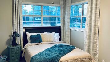 3 bedrooms, iron/ironing board, WiFi, bed sheets