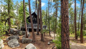 A cabin in a forest with a deck and large rocks around. - Silver King Cabin. 6,200 ft of elevation. 10 minutes from downtown Prescott.  (Prescott)
