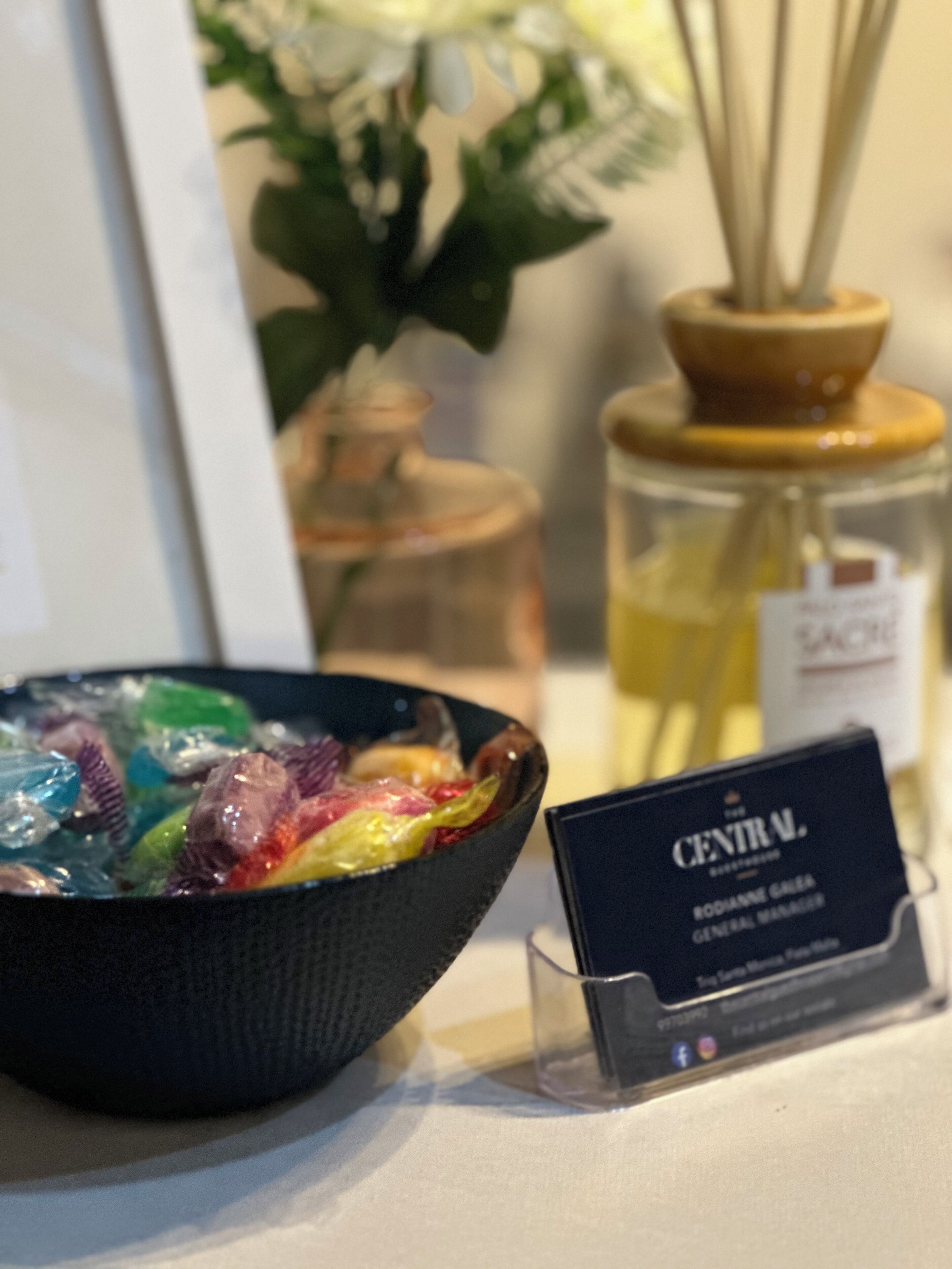 Un bol de gelée multicolore, avec une pancarte indiquant « CENTRAL » placée devant.