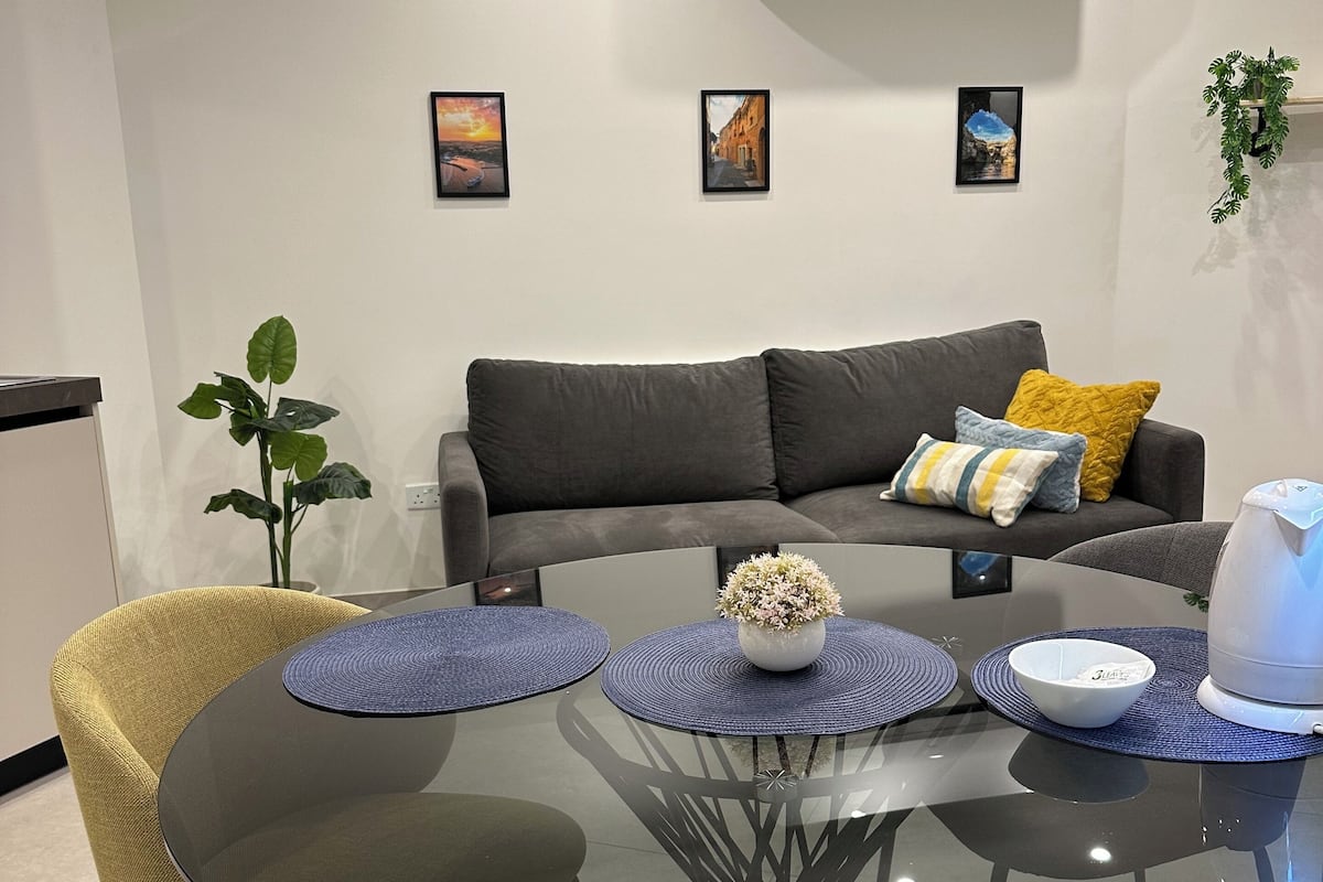 1 habitación, escritorio y espacio para trabajar con laptop