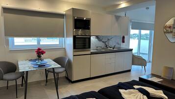 Penthouse | Schreibtisch, laptopgeeigneter Arbeitsplatz, schallisolierte Zimmer