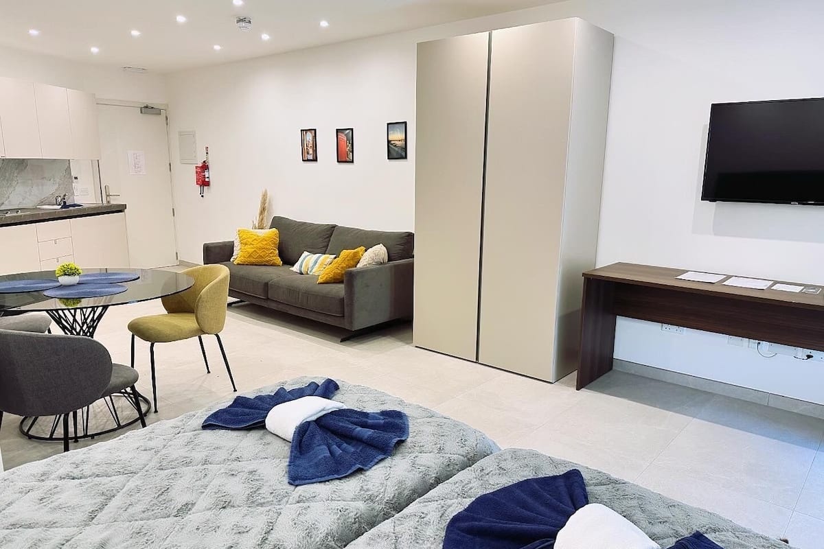 1 habitación, escritorio y espacio para trabajar con laptop