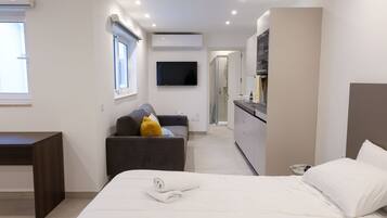 1 bedroom, desk, laptop workspace, soundproofing