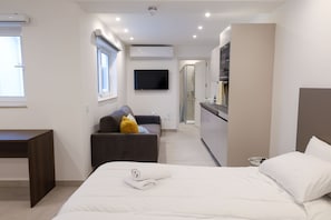 Desk, laptop workspace, soundproofing, free cots/infant beds - The Central guesthouse (Pieta)