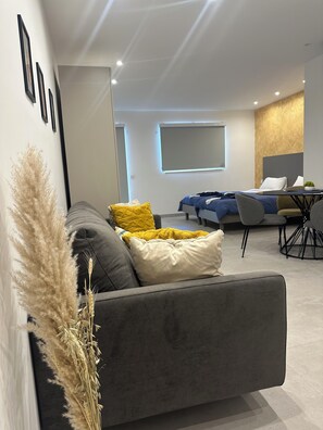 Escritorio y espacio para trabajar con laptop 