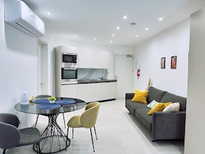 Desk, laptop workspace, soundproofing, free cots/infant beds - The Central guesthouse (Pieta)