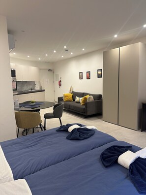 Escritorio y espacio para trabajar con laptop 