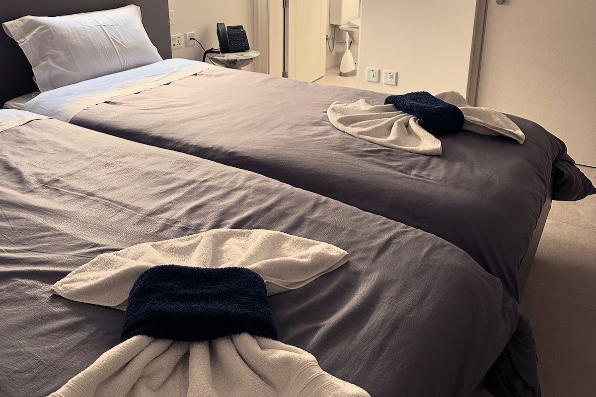 1 habitación, escritorio y espacio para trabajar con laptop