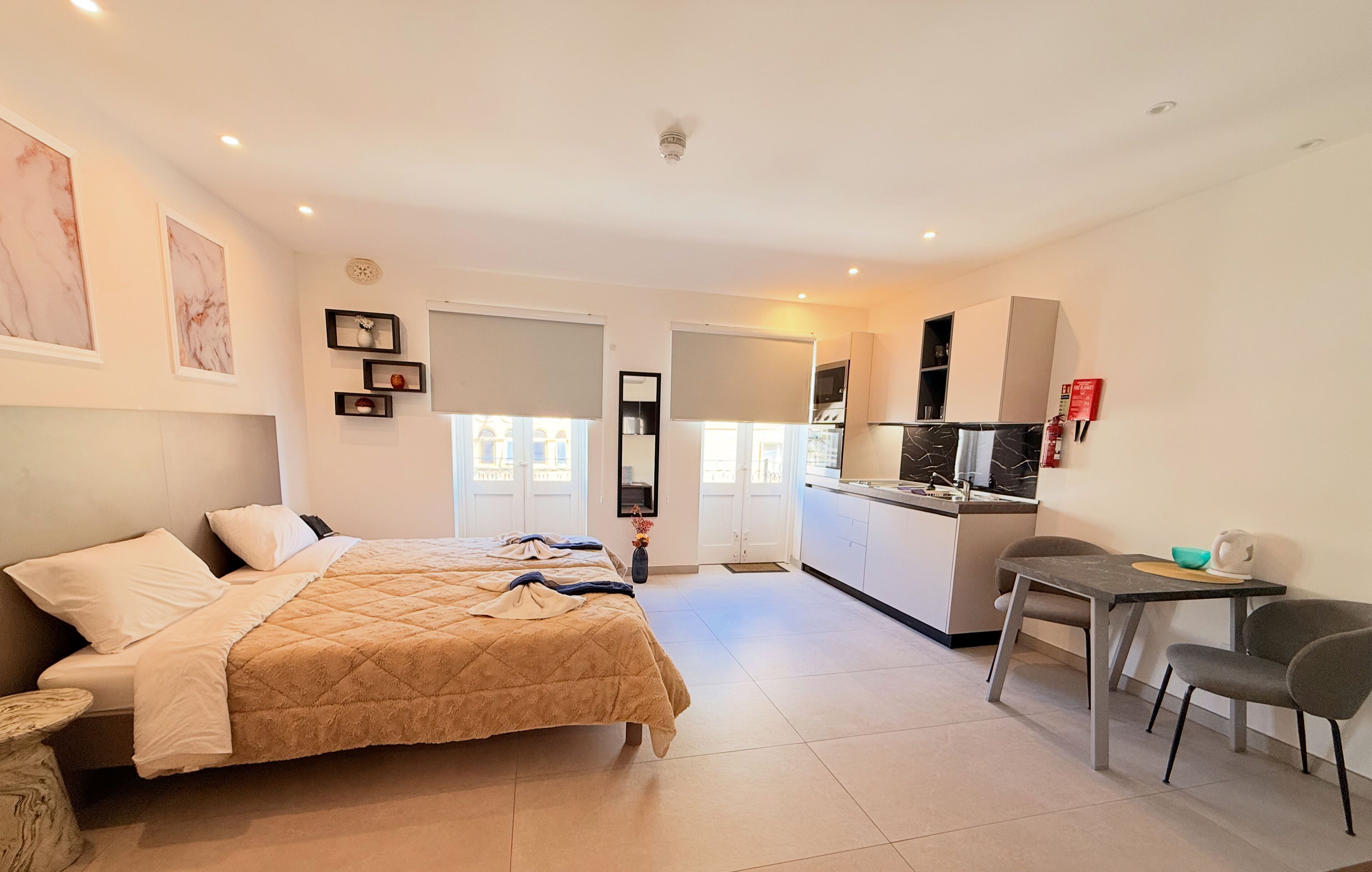 Desk, laptop workspace, soundproofing, free cots/infant beds