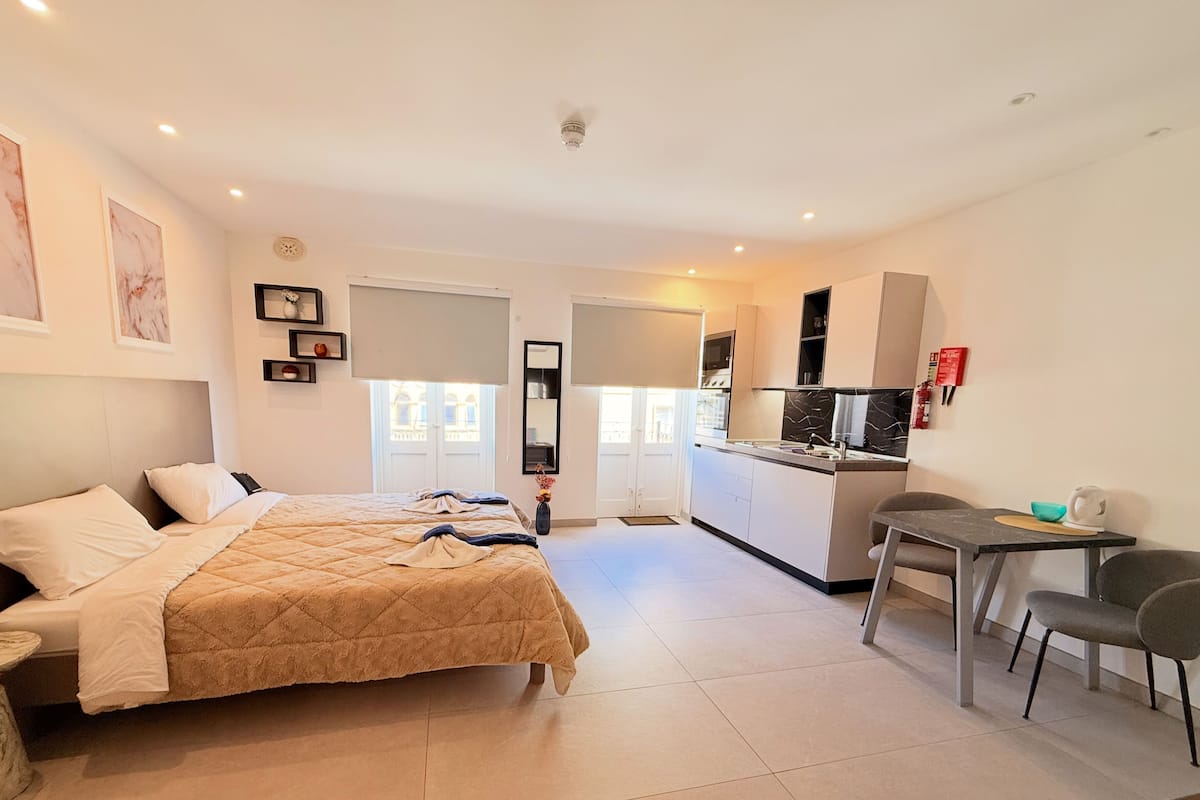 Studio (Apartment with Balcony) | Schreibtisch, laptopgeeigneter Arbeitsplatz, schallisolierte Zimmer