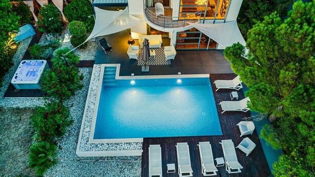 A modern house with a swimming pool, outdoor seating, and a hot tub. - Luxury Villa Duchess with Pool (Crikvenica)
