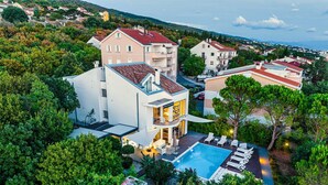 A modern two-story house with a swimming pool, surrounded by lush greenery. - Luxury Villa Duchess with Pool (Crikvenica)