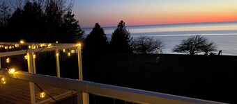 Huron waterfront cottage 8bed/4bath 20+guests/Hotub/2pets/ outshower/beach.