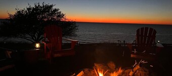 Huron waterfront cottage 8bed/4bath 20+guests/Hotub/2pets/ outshower/beach.