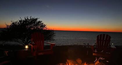 Huron waterfront cottage 8bed/4bath 20+guests/Hotub/2pets/ outshower/beach.