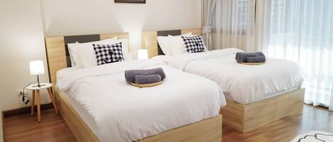 4 bedrooms, iron/ironing board, WiFi, bed sheets