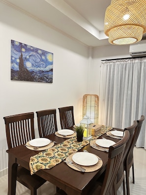 Dining - Cozy townhome/2km to Airport , 10 Mins to Nimman,Old Town/sleep 10 (ป่าแดด)