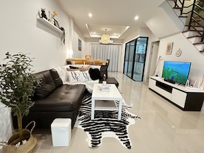 Living area - Cozy townhome/2km to Airport , 10 Mins to Nimman,Old Town/sleep 10 (ป่าแดด)