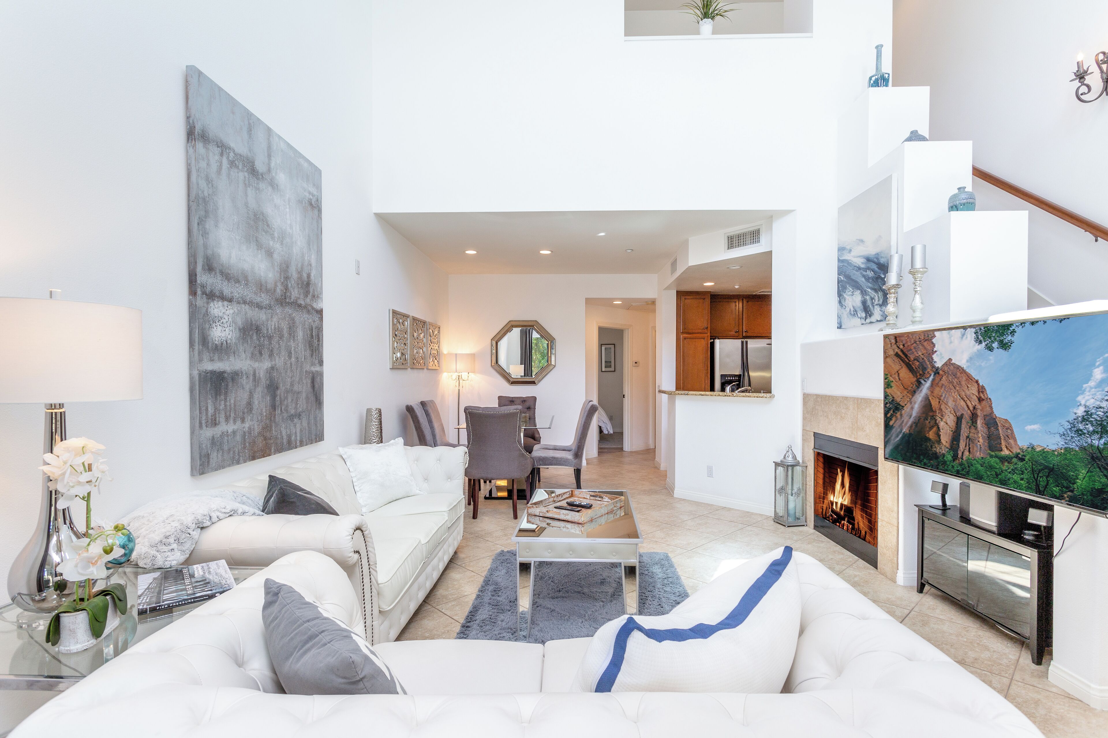 Smart TV, chimenea y estéreo 