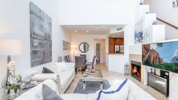 Smart TV, chimenea y estéreo