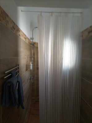 Douche, sèche-cheveux, serviettes fournies, savon