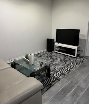 TV - Duplex apartment in Elancourt, Olympic site, close to all amenities (Élancourt)