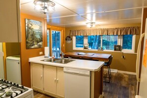 Fridge, microwave, oven, stovetop - Pet Friendly, Lake Fun! Dragonfly Trail Retreat (Minocqua)