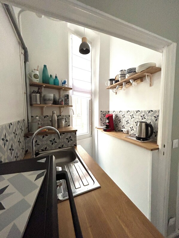 Een koelkast, een oven, een kookplaat, een koffiezetapparaat/waterkoker