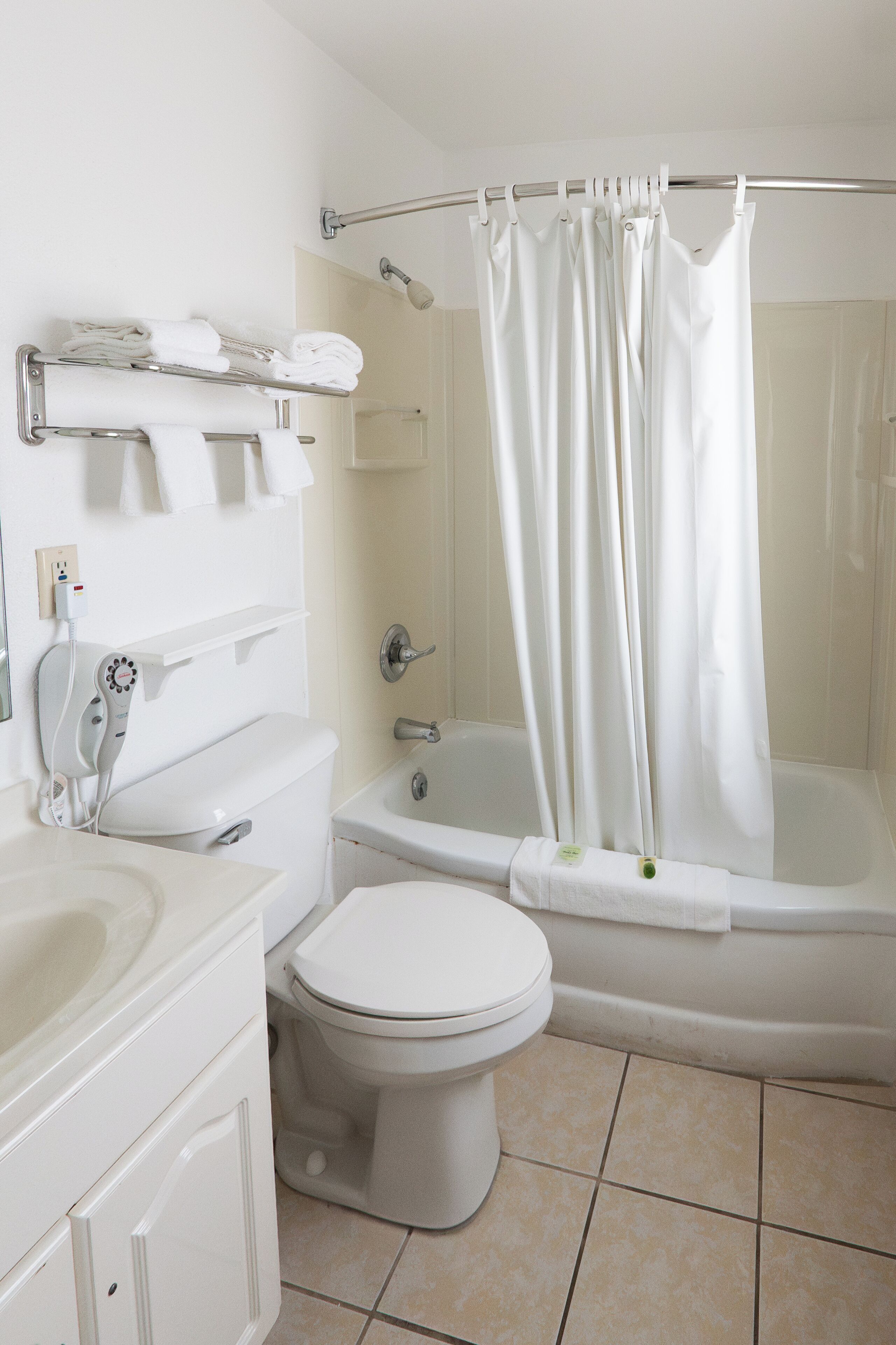Bañera con ducha, secador de pelo, toallas, jabón