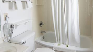 Bañera con ducha, secador de pelo, toallas, jabón