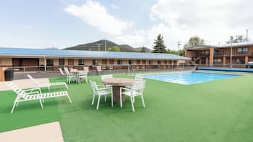 Piscina externa sazonal, guarda-sóis, espreguiçadeiras