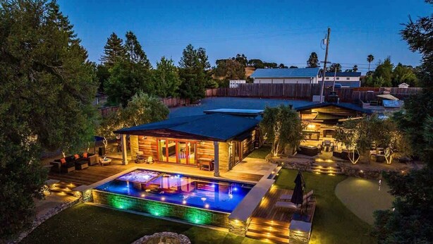 A modern house with a swimming pool, outdoor seating, and a well-lit patio area. - The Dragonfly - Healdsburg with Pool, Hot Tub and Tastings Included (Healdsburg)