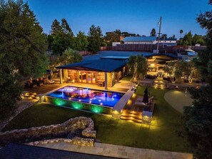 A modern house with a swimming pool, outdoor seating, and a well-lit patio area. - The Dragonfly - Healdsburg with Pool, Hot Tub and Tastings Included (Healdsburg)