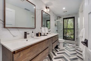 Bathtub, hair dryer, shampoo - The Dragonfly - Healdsburg with Pool, Hot Tub and Tastings Included (Healdsburg)