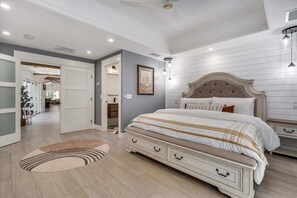 2 chambres, fer et planche à repasser, lit de bébé portatif