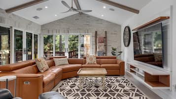 Smart TV, fireplace, stereo